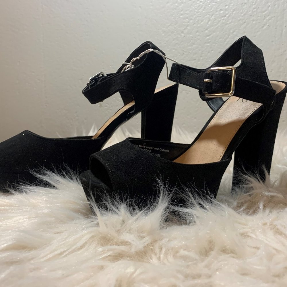 NEW BLACK PUMPS
